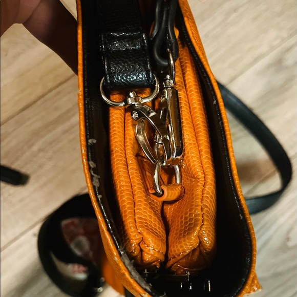 NWT: Studio 36 vibrant clutch/arm bag. - Picture 8 of 8